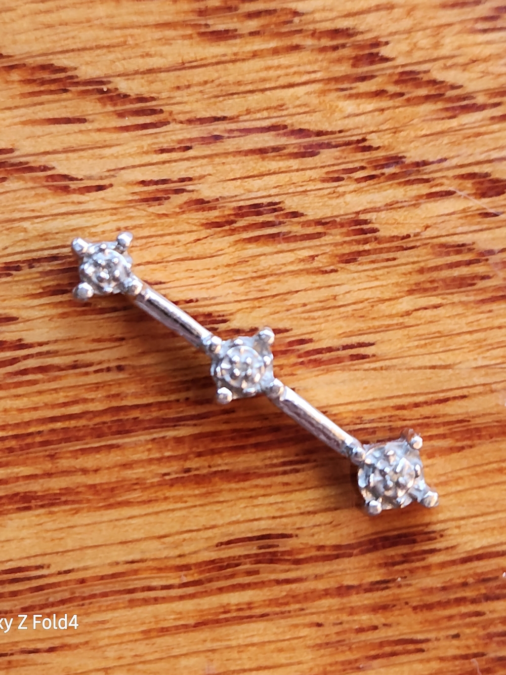 White Gold Three-Stone Pendant Bar Pin Clear Silver 10K